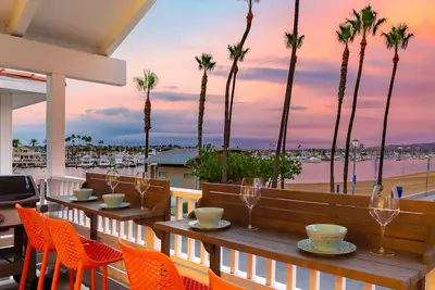 Image de Harbor-view home with beach access, balcony & washer/dryer - snowbird-friendly