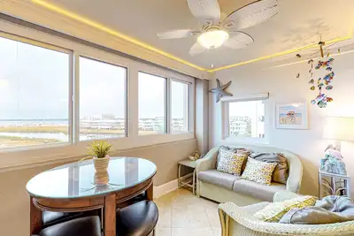 Image de Fourth Floor Oceanfront Condo with Shared Pool, Ocean View, WiFi, W/D, and Ac