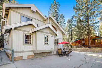 Image de Fantastic mountain getaway with private hot tub, free WiFi, full kitchen, & more