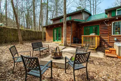 Image de City Hideaway: Game Room, Screened Porch & Hot Tub in Woodland Bliss
