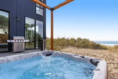 Image de Beachfront designer paradise with amazing ocean view, hot tub & shuffleboard