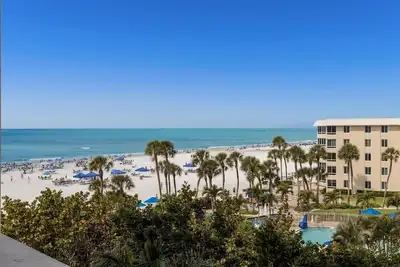 Image de Palm Bay 5th floor On The Beach \nSunsets from the open lanai, Two Queen beds.