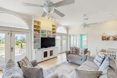 Image de Snowbird-friendly beach house with private deck, A/C, & Fast WiFi