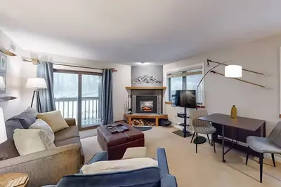 Image de Ground Floor ski-in/out condo, full kitchen & high-speed WiFi