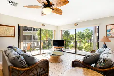 Image de Second Floor Condo with Shared Pool, Shared Dock, Central Ac, WiFi, and W/D