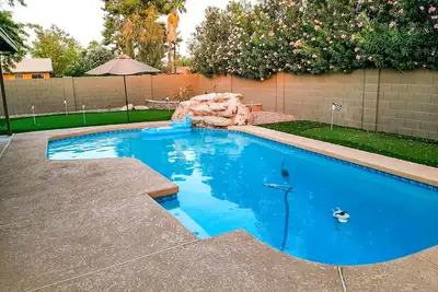 Image de Dog-friendly home with enclosed yard, pool, putting green, grill, foosball, & Ac