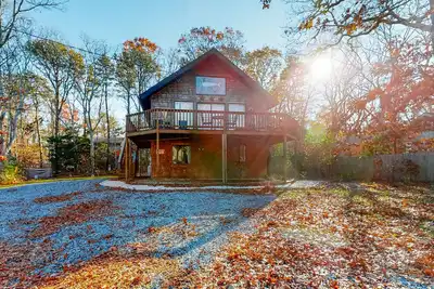 Image de Spacious, island home with fast WiFi, furnished deck & central Ac - near town