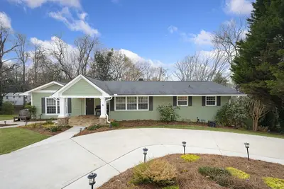Image de So much to love at Guest favorite Evergreen Hideaway waterfront home w/ dock.