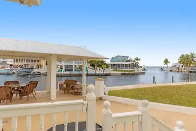Image de Canal Front Gem W/ Private Dock, Ps4, Free WiFi, & Expansive Balcony W/ Views