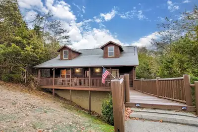 Image de Secluded Retreat w/ Furnished Deck, Private Hot Tub, & Free Attraction Tickets