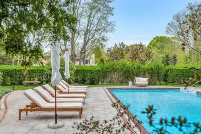 Image de Quintessential Hamptons home with 6 bedrooms (all ensuite bathrooms), open. . .