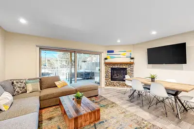 Image de Beautiful home with a deck close to Lake Tahoe & activities