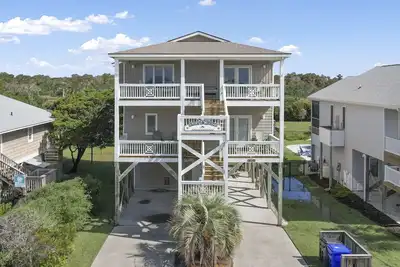 Image de Nautical Themed Home with Ocean Views, Near Beach & Pier. Sweet EmOcean