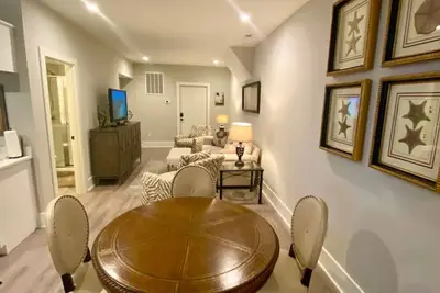 Image de Elegant King Bed Apartment In Quiet Neighborhood