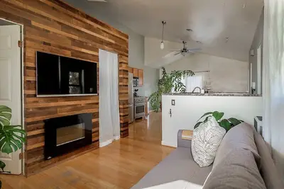 Image de 2-Story Gem | Downtown Access | Private Backyard