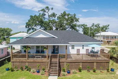 Image de New home, spacious decks with Gulf views & fenced yard