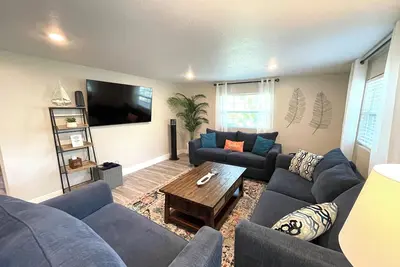 Image de ☆ King Suite, Arcade Games, Outdoor Space, Close to Downtown!