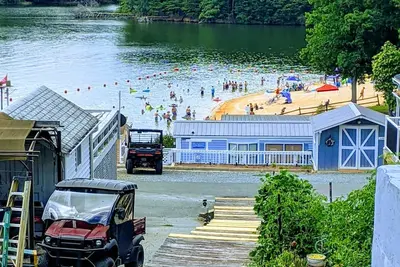 Image de Lake view retreat steps to Badin Lake! Pool, Beach, Restaurant/Bar & Boat Launch