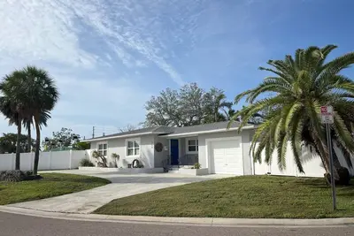 Image de Treasure Island St Pete home + private pool close to beaches