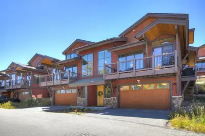 Modern Mountain Getaway w/ views 4 bed / 4. 5 bath