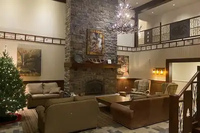 Image de 2400 sf 4br\/4ba Stratton Condo. Walk to Village. Pool, spa, sauna, game room.