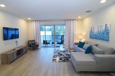 Image de Stylish brand new 3 bed/3 bath townhome, dip pool, 9 miles to Disney World!