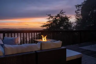 Image de Spectacular Mountain & Sunset Views! Spacious Home Sleeps 12! Ping Pong\/Hot Tub!