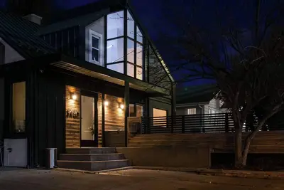 5-Star 5br Home + Gym & 11am Checkout!