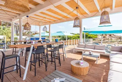 Bel appartement dans une maison de vacances avec climatisation, Wifi, piscine, terrasse et parking