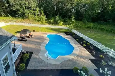 Image de 9 Bedroom Retreat🏡Heated Pool🏊HotTub🛁By Track🏇Town🌆Spac🎶Lake🏖️Golf⛳️& Lake George!