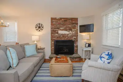 Image de Relaxing Island Retreat, Cozy Cottage, Lamberts Cove Beach Access!