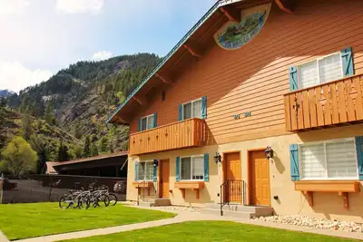 Image de Alpine Escape: Townhouse w/ Hot Tub: Downtown!