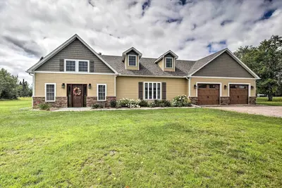Image de Upstate Hideaway w/ Hot Tub, 13 Mi to Malone!