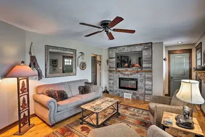 Image de Cozy Custer Cottage w Deck: Walk to Shops & Food!