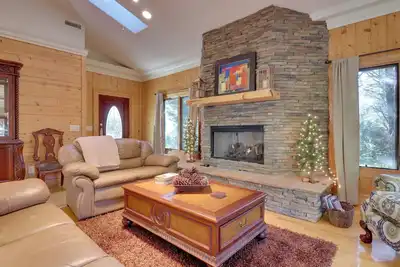 Image de 11 Mi to Ski Sapphire: 'Heaven South' Apt w/ Porch