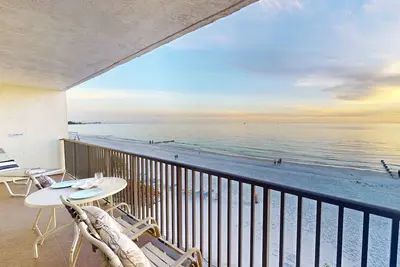 Image de Direct Beachfront. Heated Pool. Close to Activities and Restaurants. Classic Florida Vacation!