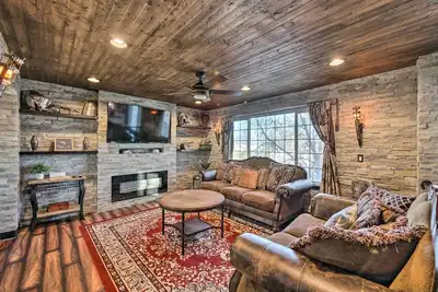 Image de Medieval-Themed Home w/ Large Jacuzzi & Theater!