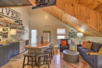 Image de Pet-Friendly Studio w/ Loft & Mountain Views!