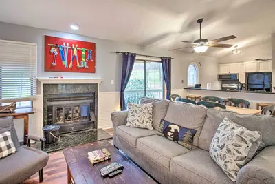 Image de ‘Bear Haven’ - Third-Floor Escape w/ Pool Access!