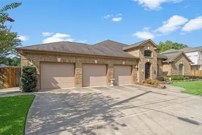 Image de Beautiful house near medical center with pool, game room, and theater room