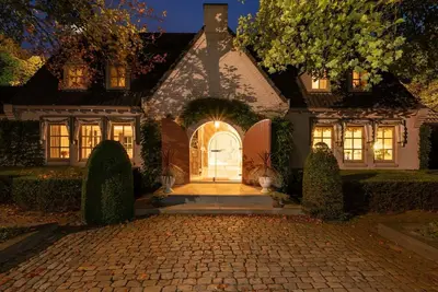 Image de Belle maison de campagne près des dunes  avec piscine intérieure et bien-être.