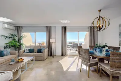 Image de Appartement 'Bermuda Beach 2' avec vue sur la mer, piscine, jardin & Wi-Fi