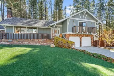 Image de Avalon Retreat - Spacious 3 bedroom, Hot Tub, Pool Table, 2 fireplaces