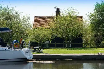 Image de Navigation Cottage on the Historic Sea Lock overlooking the Nature Reserve