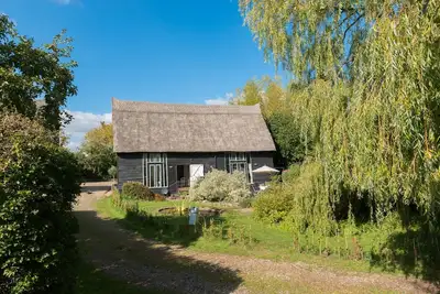 Image de Deepwell Granary is a lovely thatched barn with attached meadow woodland