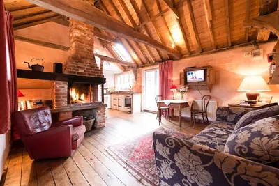 Rose Cottage, rural cosiness, with footpaths to the local Macro Brewery Pub
