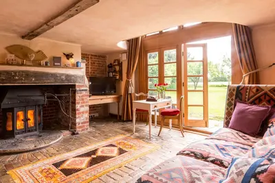 Dons Barn a Stunning cottage just a walk across the fields to a great pub