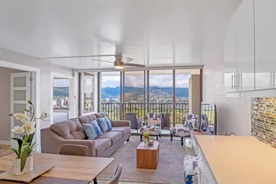 Image de Distinctive Modern Newer 2 Beds Condo, 1 Block to Waikiki Beach, Gorgeous Views!