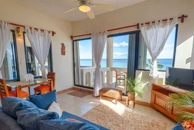 Image de Centrally located beachfront condo with pool, great views of the Caribbean!
