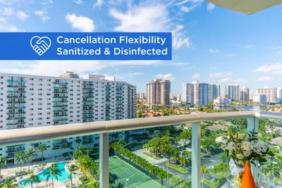 Image de Spacious condo 500 feet away from the Ocean | WiFi 150Mbps